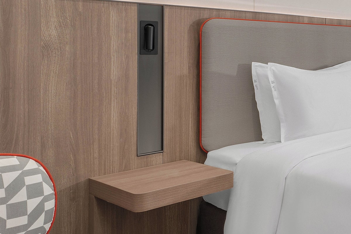 1 bedroom, down duvets, desk, laptop workspace