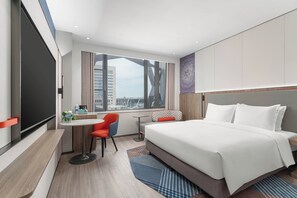 Chambre, 1 très grand lit, accessible aux personnes à mobilité réduite | Couette en duvet, bureau, espace de travail pour ordinateurs portables