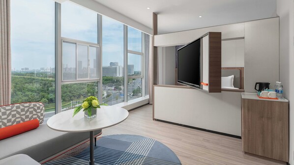Phòng Tiêu chuẩn, 1 giường cỡ king (Extra Floor Space) | Chăn bông, bàn, khu vực làm việc phù hợp cho laptop, màn/rèm cản sáng 