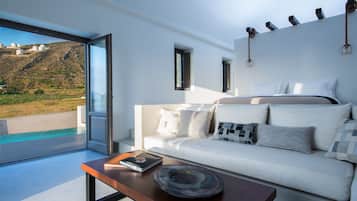 Suite Deluxe, piscine privée, vue mer | Coin séjour | Télévision à écran plat