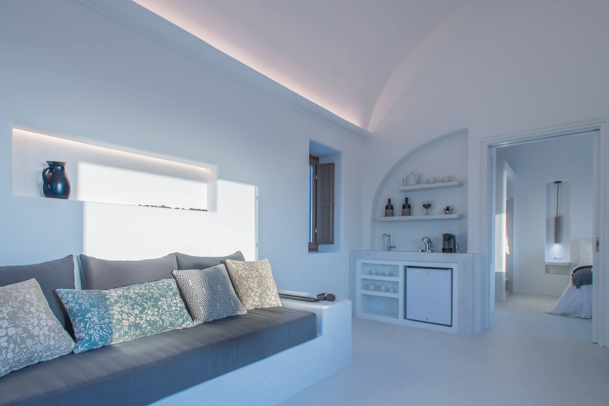 Superior Suite, Private Pool, Sea View | Living room