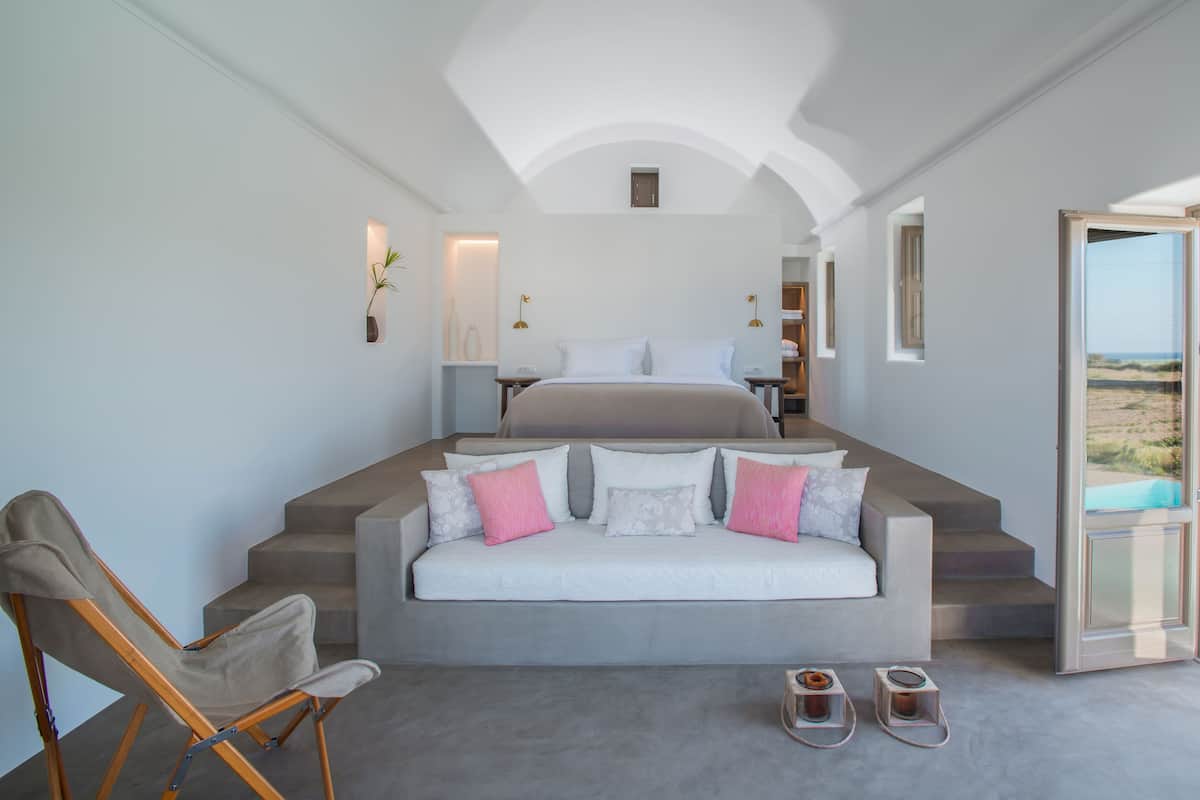 Suite Sénior, piscine privée, vue sur la mer | 1 chambre, minibar, coffre-fort pour ordinateur portable, bureau