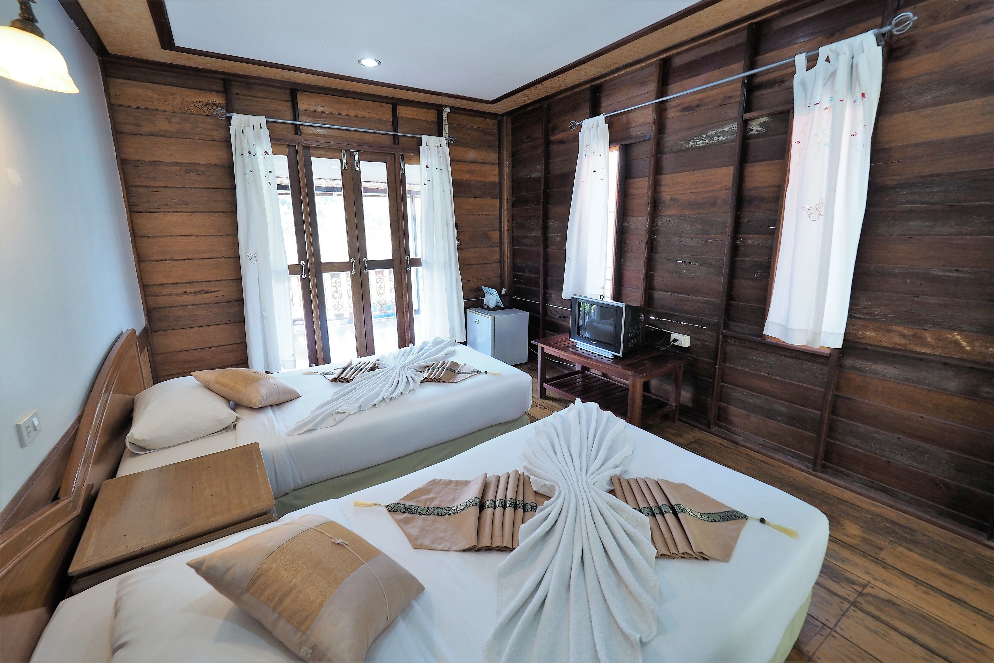 Camas plegables/adicionales y ropa de cama 