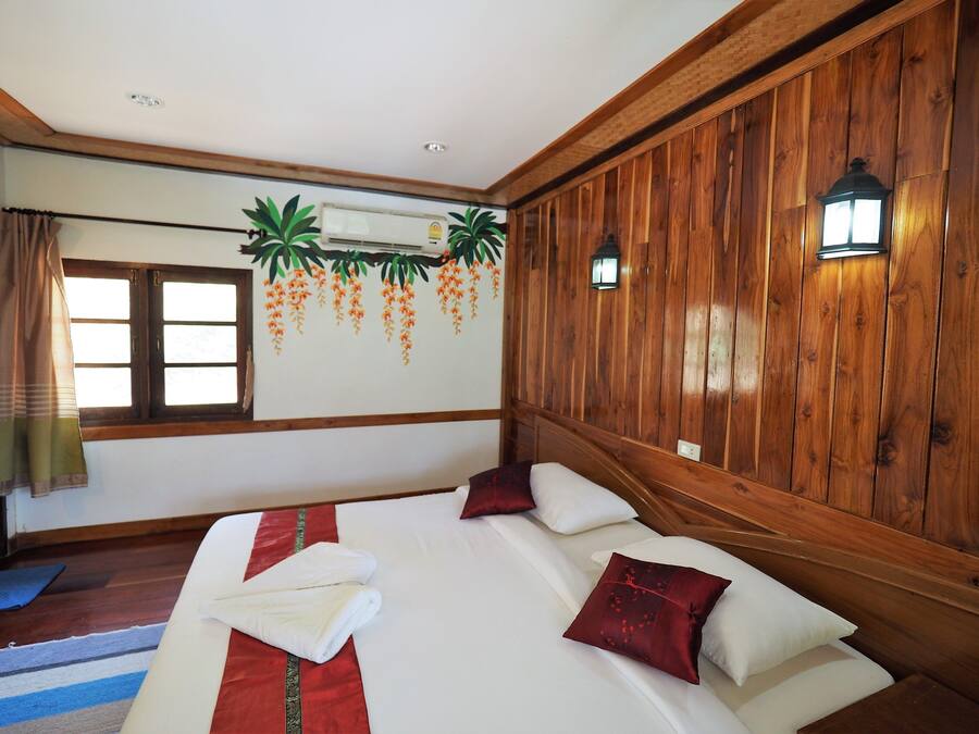 Deluxe Mountain and River View | Rollaway beds, bed sheets