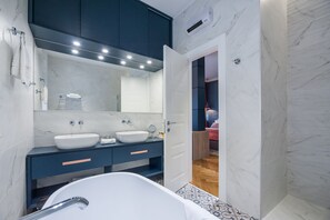 A modern bathroom with two sinks, a large mirror, and a bathtub. - Zadera Accommodation (Zadar)