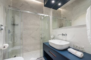 Deluxe Double Room (with extra bed) | Bathroom | Free toiletries, hair dryer, slippers, towels - Zadera Accommodation (Zadar)