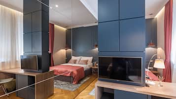 Kamar Double Deluks (with extra bed) | Seprai premium, isi minibar gratis, dan meja kerja