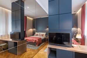 Deluxe tweepersoonskamer (with extra bed) | Luxe beddengoed, een minibar met enkele gratis items, een bureau