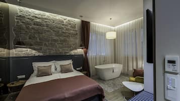 Phòng đôi Deluxe, bồn tắm | Bộ đồ giường cao cấp, minibar với thức ăn, đồ uống miễn phí, bàn