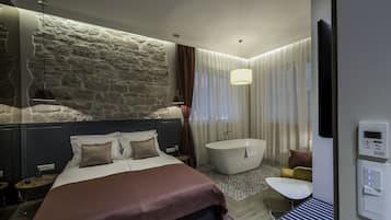 Deluxe Double Room, Bathtub