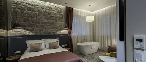 Deluxe Double Room, Bathtub