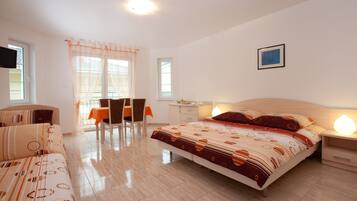 Kamar Quadruple | Meja kerja, setrika/meja setrika, dan tempat tidur bayi (biaya tambahan)