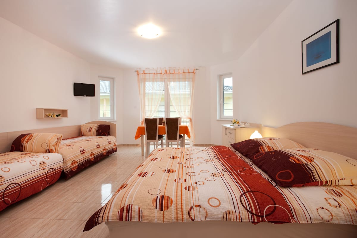 Quadruple Room | Desk, iron/ironing board, cribs/infant beds, rollaway beds