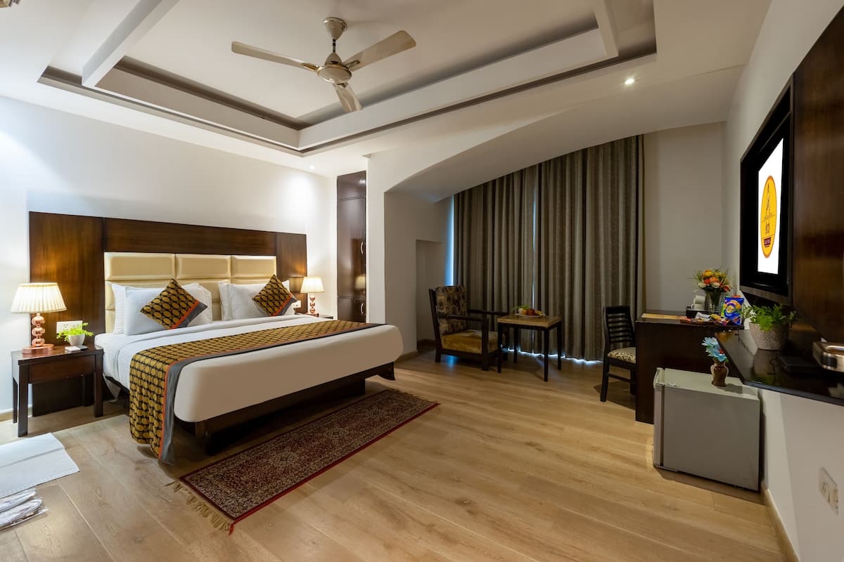 Suite Room | เครื่องนอนระดับพรีเมียม, มินิบาร์, ตู้นิรภัยในห้องพัก, โต๊ะทำงาน