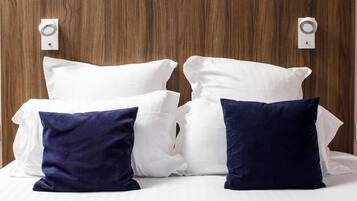 Comfort Room Sea View with Terrace | Roupas de cama premium, escrivaninha, cortinas blackout