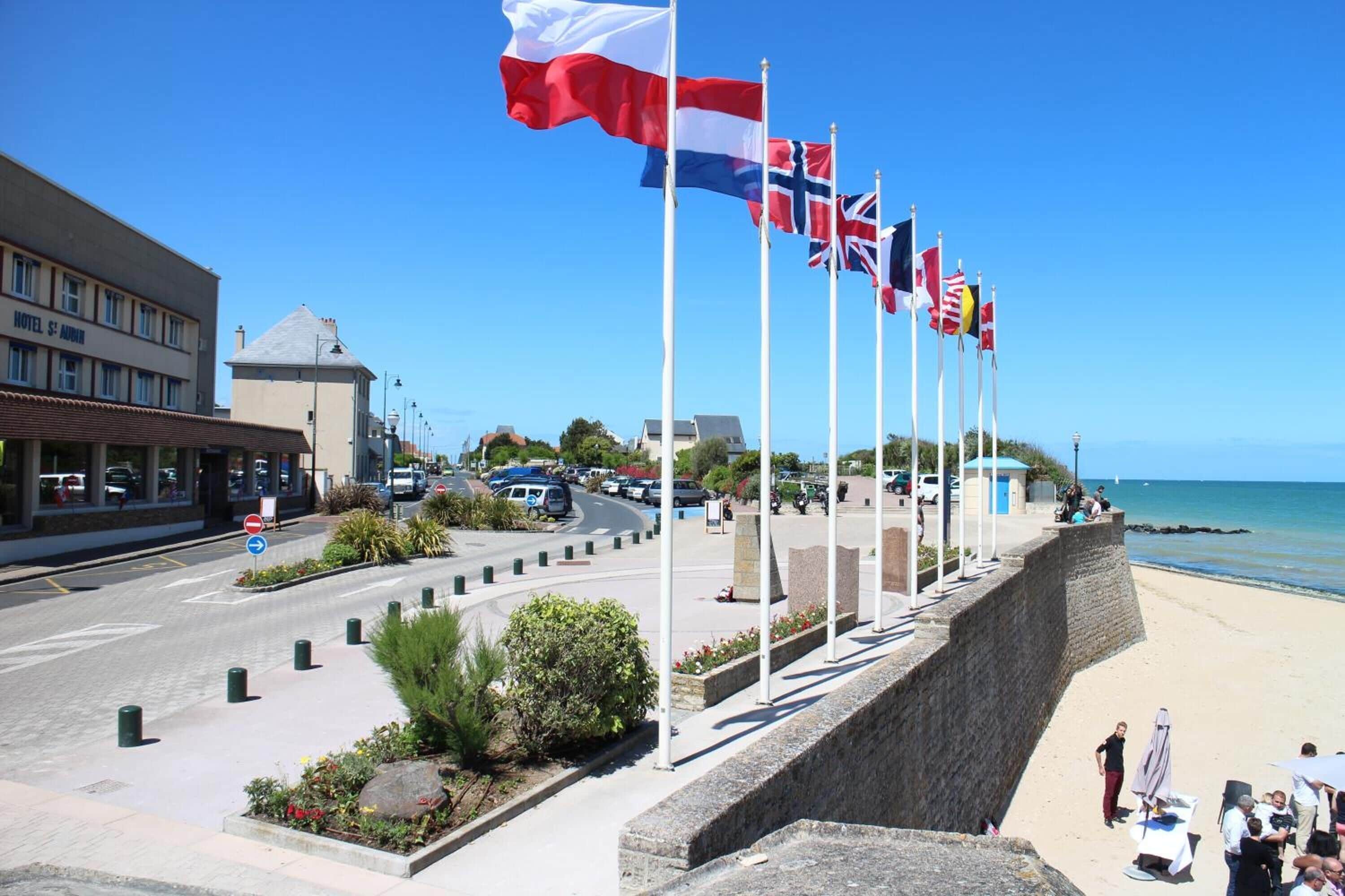 Un hotel con un letrero que dice "HOTEL S'ANNE" y banderas de varios países.