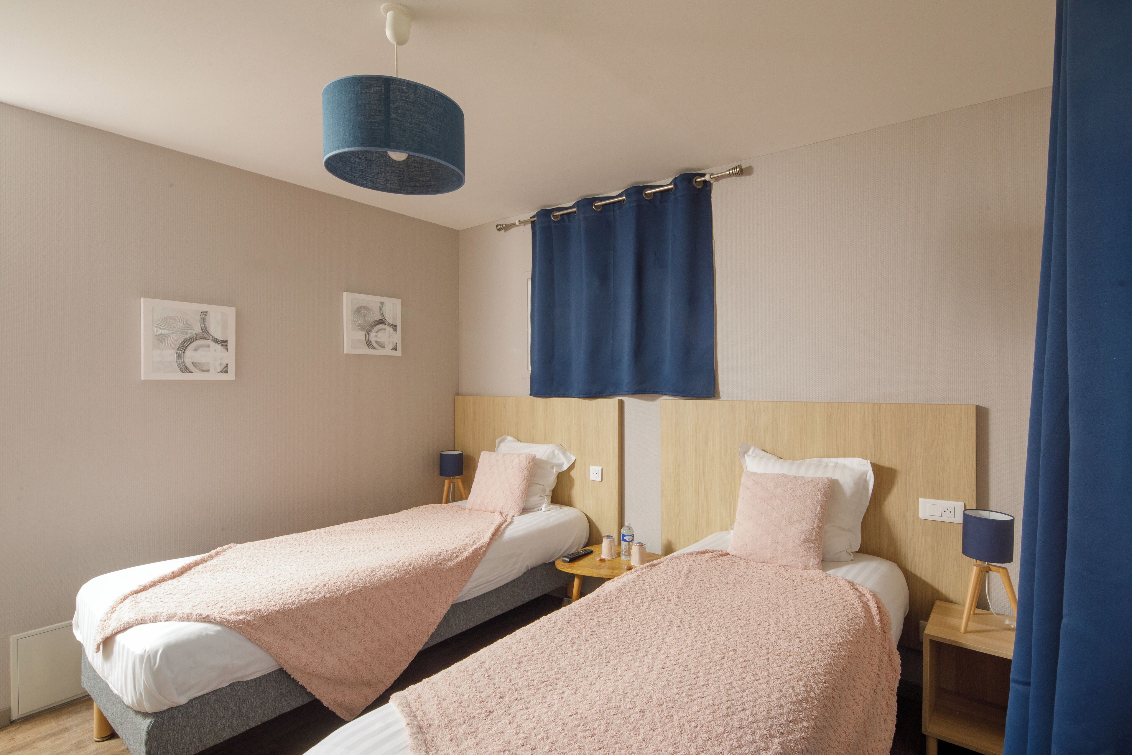 family room | 1 bedroom, premium bedding, desk, blackout curtains