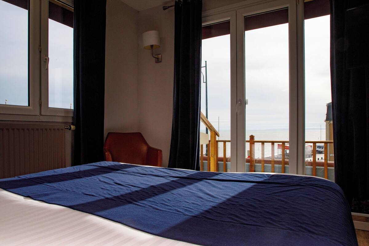 1 bedroom, premium bedding, desk, blackout curtains