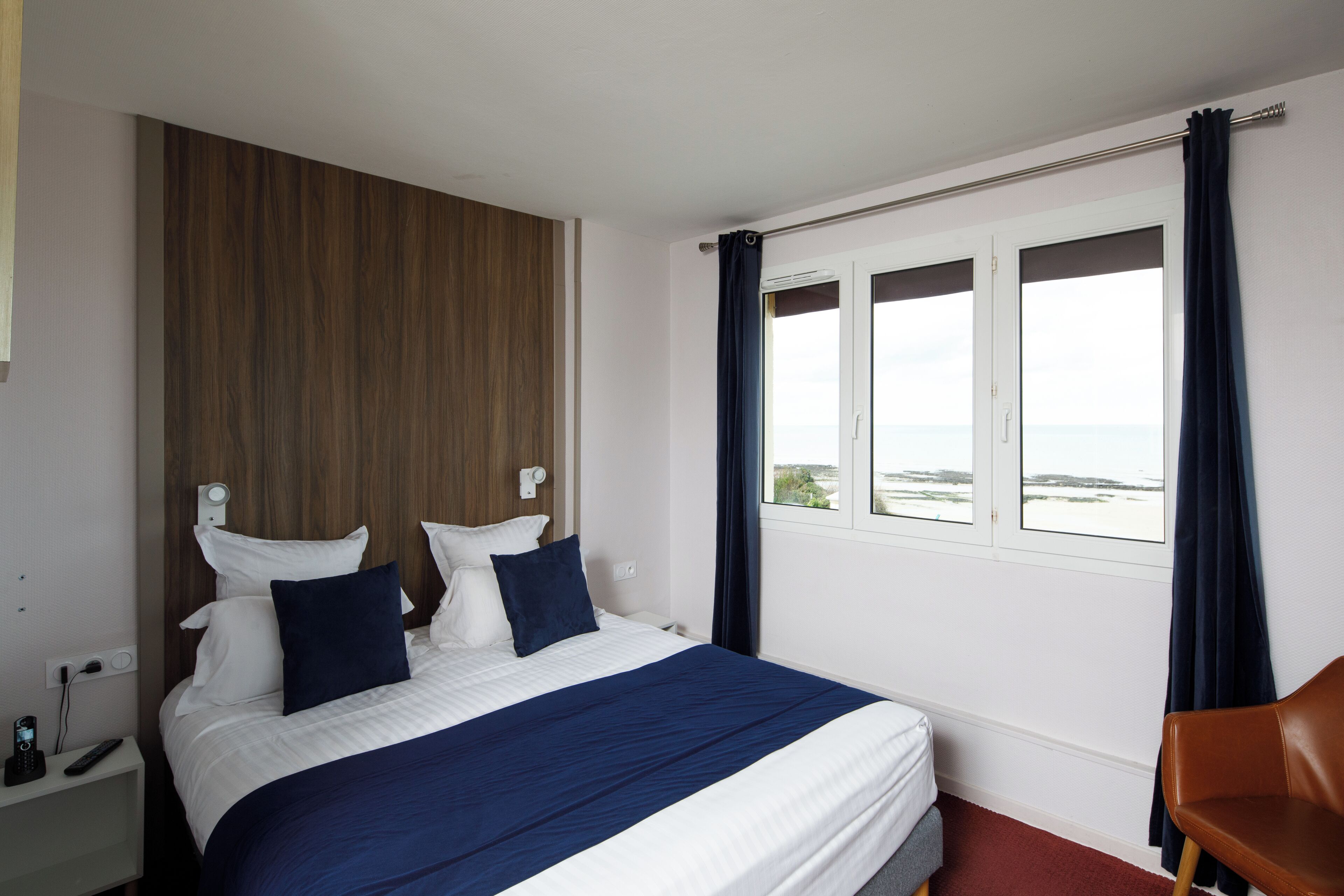 Sengetøy av topp kvalitet, skrivebord, blendingsgardiner og lydisolert