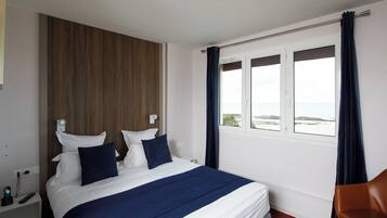 Sengetøy av topp kvalitet, skrivebord, blendingsgardiner og lydisolert