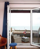 Comfort Room Sea View with Terrace | 高档床上用品、办公桌、遮光窗帘、隔音