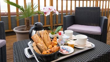 朝食 (ビュッフェ)、毎日提供 (1 名様 15 EUR)