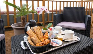 Desayuno buffet diario (EUR 15 por persona)