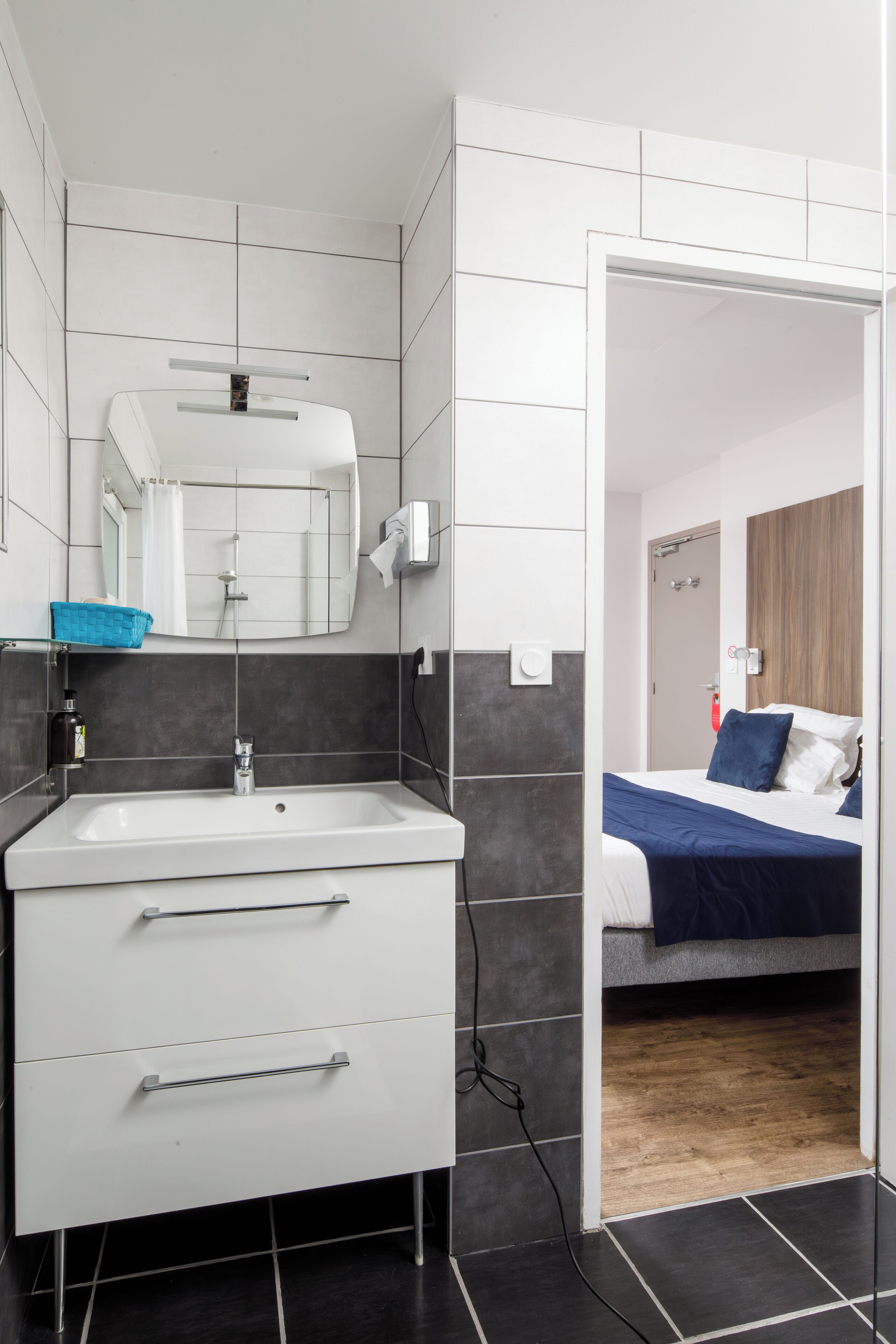 comfort double room | bathroom | free toiletries, hair dryer, towels