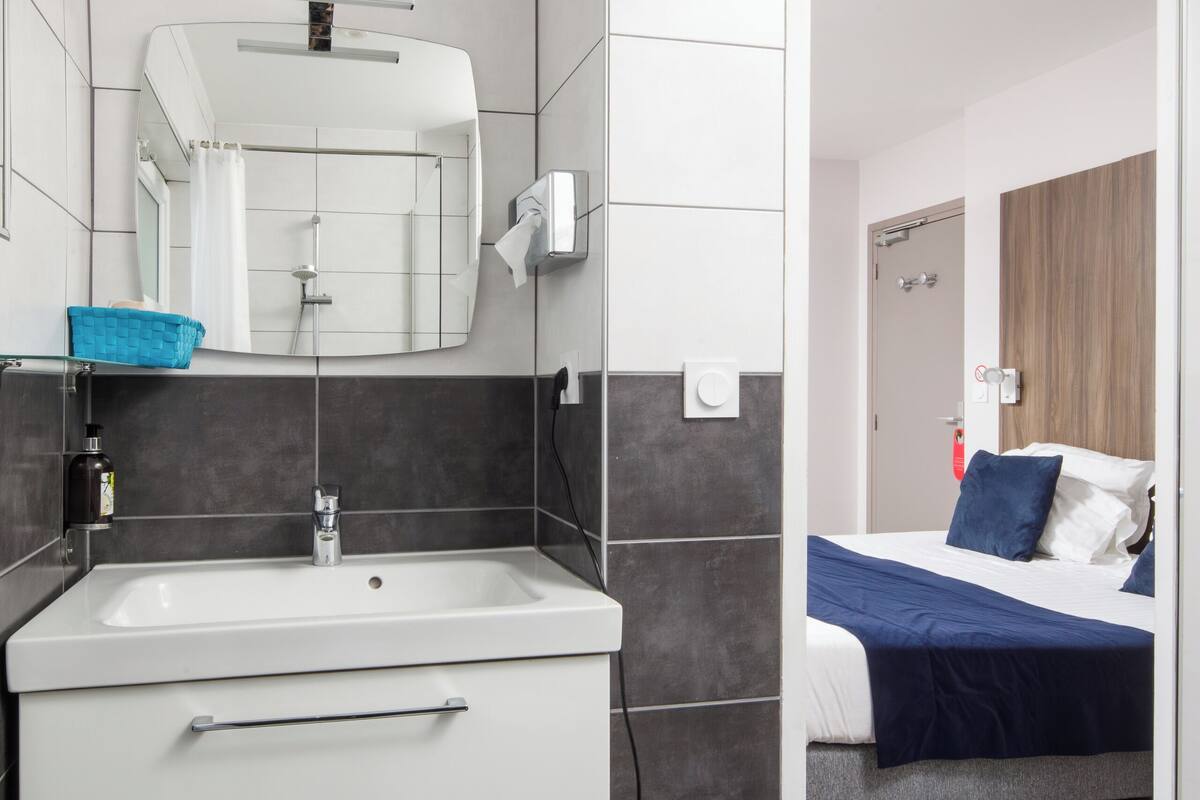 comfort double room | bathroom | free toiletries, hair dryer, towels
