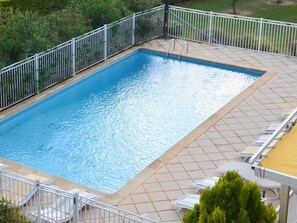 Una piscina al aire libre