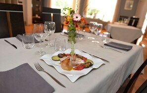 Se sirven almuerzos, cenas y cocina francesa