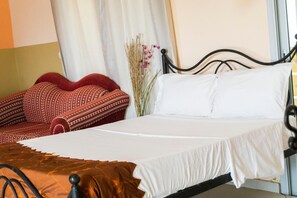 Minibar, in-room safe, desk, laptop workspace - Hôtel Royal Malango (Fatick)