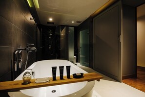 Pool Suite | حمام | مستلزمات مجانية للعناية الشخصية، مجففات شعر، برانس (أردية) حمّام
