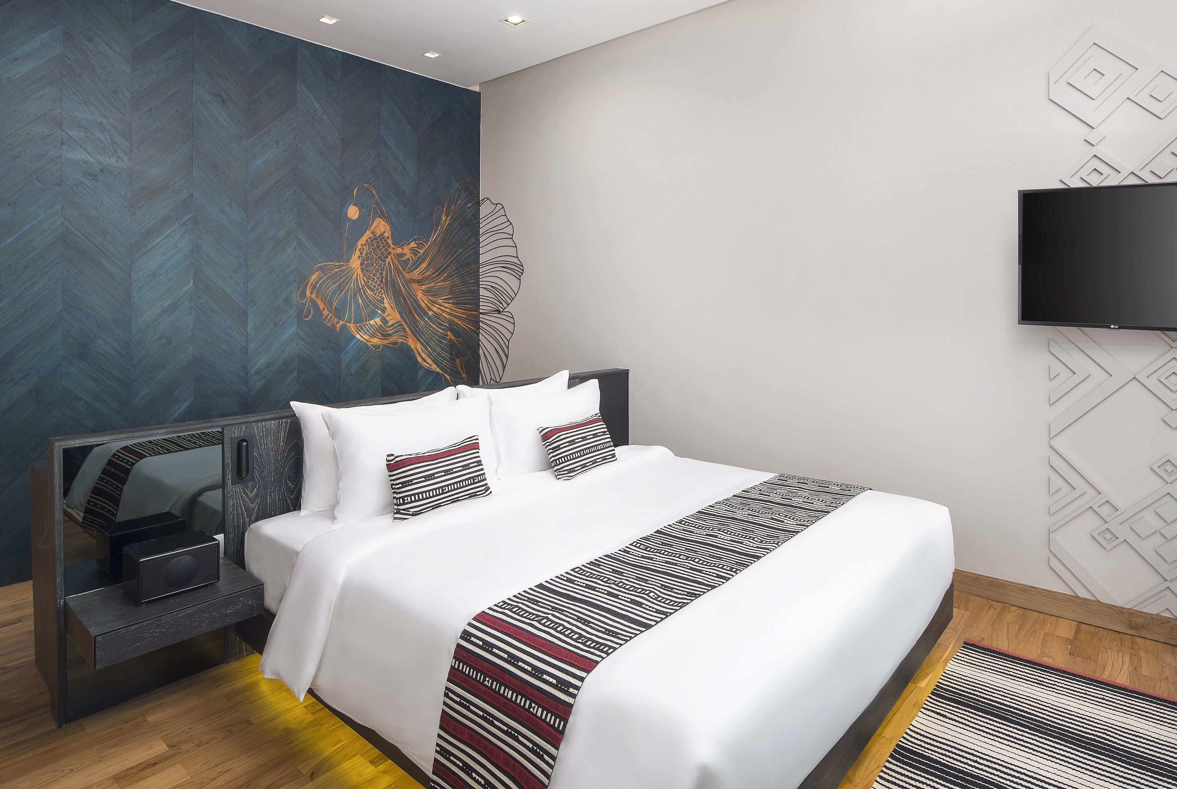 Minibar, coffres-forts dans les chambres, bureau