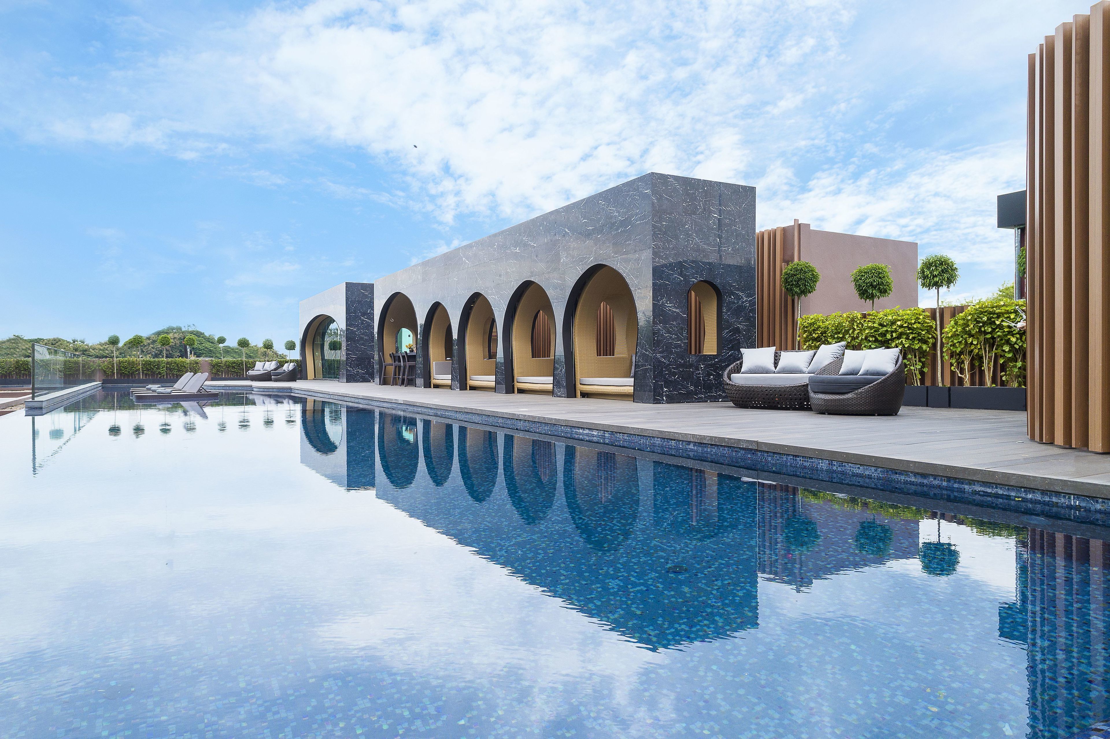 室外游泳池，07:00 至 20:00 开放，免费小屋，池畔遮阳伞