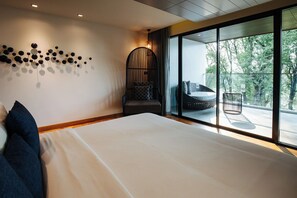 Grand Suite River View | Minibaari, tallelokero huoneessa, työpöytä