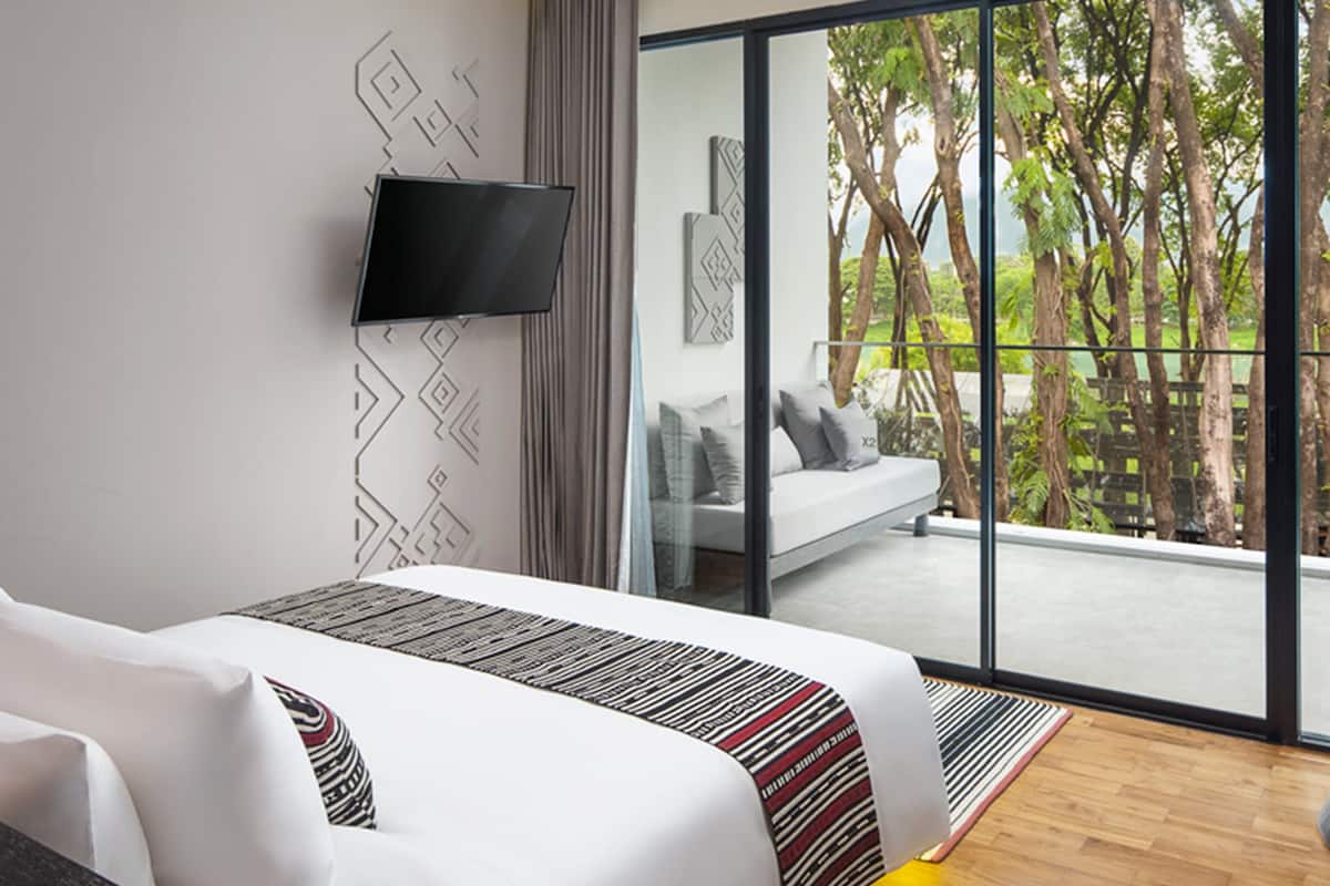 Suite, Garden View | Minibar, in-room safe, desk, laptop workspace