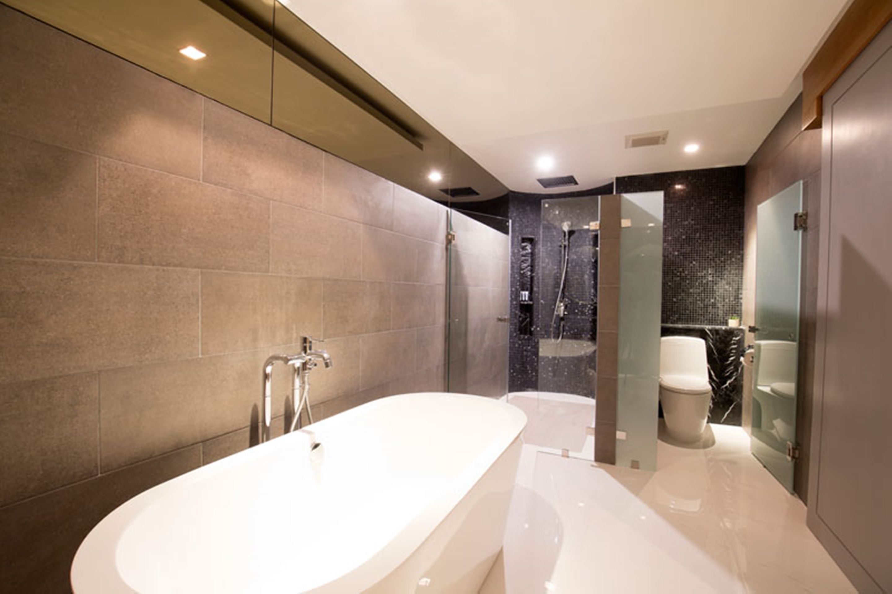 grand suite river view | bathroom | free toiletries, hair dryer, bathrobes, slippers