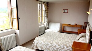 Twin Room | Desk, iron/ironing board (on request), cribs (surcharge), WiFi (free) - Auberge Aux Portes de Conques (Conques-en-Rouergue)