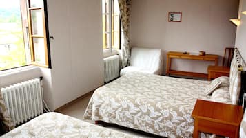 Habitación con 2 camas individuales | Escritorio, tabla de planchar con plancha, cunas (de pago) y wifi gratis