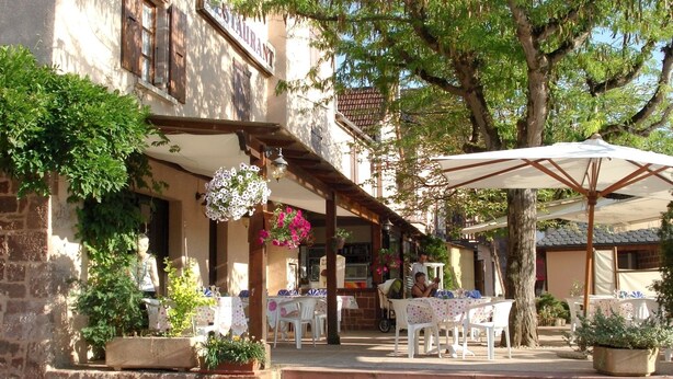 Outdoor dining - Auberge Aux Portes de Conques (Conques-en-Rouergue)