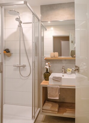 Shower, rainfall showerhead, free toiletries, hair dryer - 2tHEIMAT (Morbach)