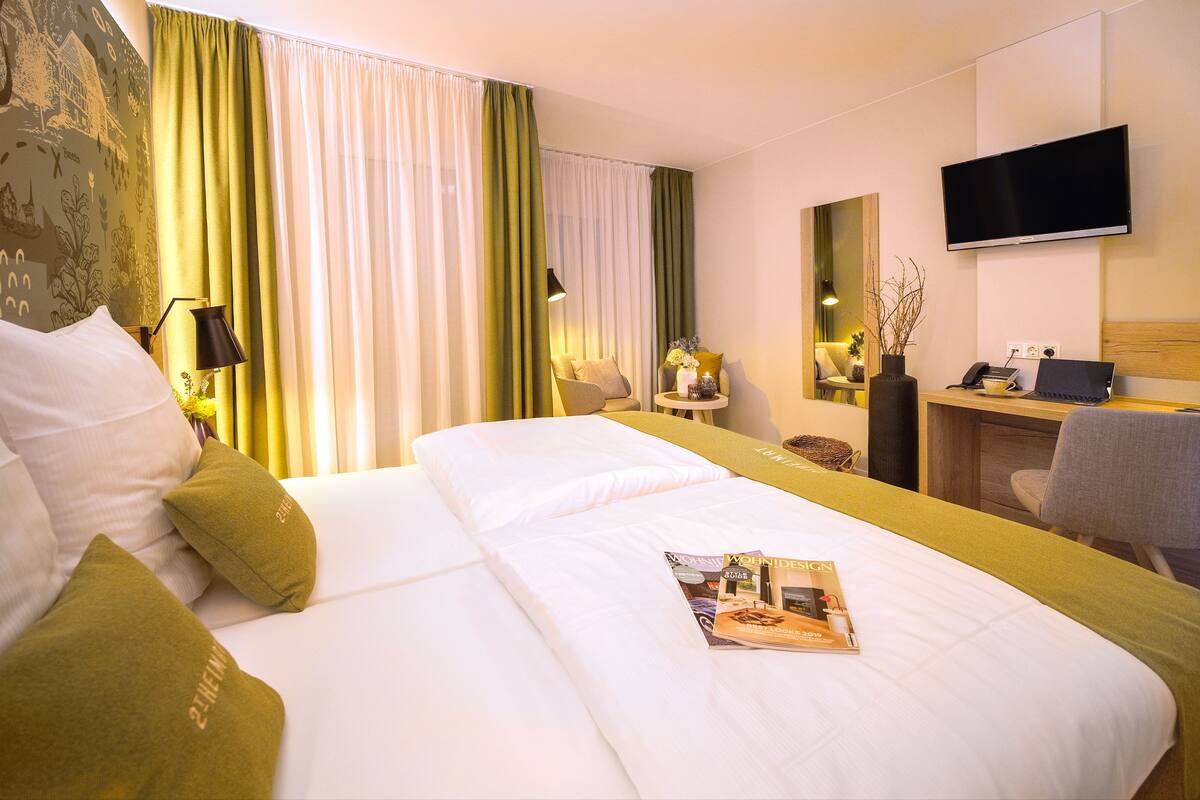 in-room safe, desk, laptop workspace, blackout curtains