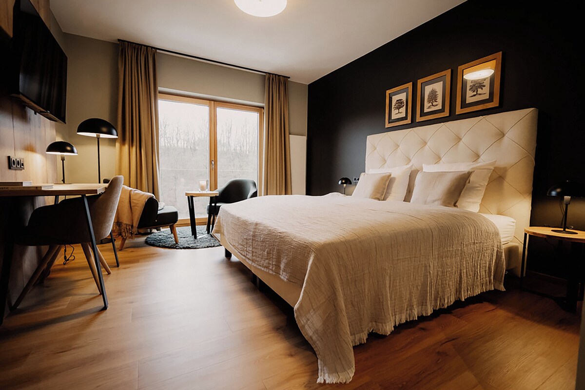 Hypo-allergenic bedding available, in-room safe, desk, laptop workspace