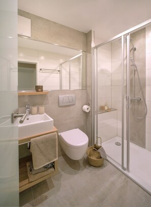 Suíte superior, 1 quarto | Banheiro | Chuveiro, chuveiro com efeito de chuva, produtos de toalete grátis 