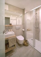 Suite superior, 1 habitación | Baño | Ducha y cabezal de ducha tipo lluvia