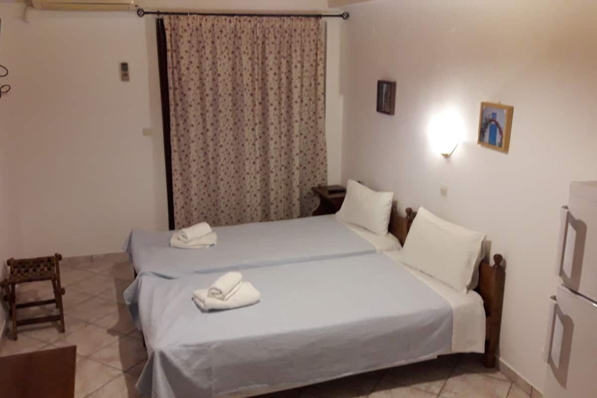 Studio, Partial Sea View | In-room safe, desk, soundproofing, iron/ironing board
