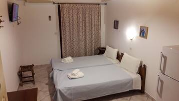 Studio, Partial Sea View | In-room safe, desk, soundproofing, iron/ironing board
