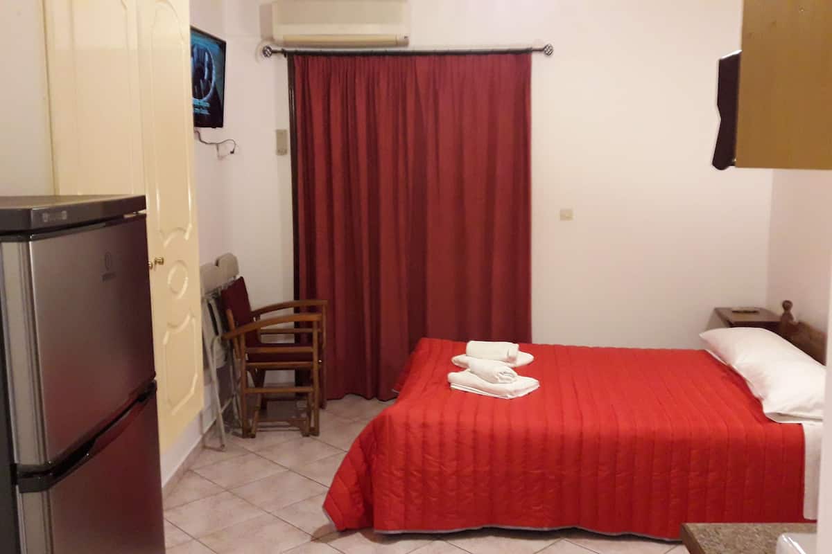 Studio, Sea View | In-room safe, desk, soundproofing, iron/ironing board
