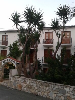 Vista frontal de la propiedad